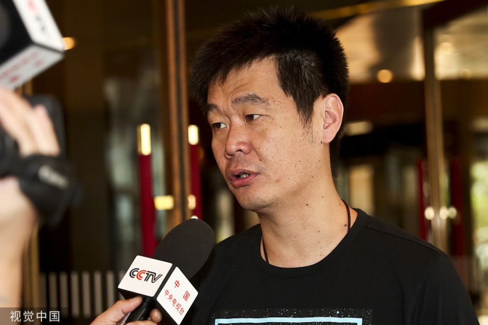 宋婉婷羞涩的将柔软的手伸出来、递到了叶辰面前，轻声说道：叶大师，能不能辛苦您扶我一下？不然我怕会摔倒……其实，她倒不是害怕摔倒，而是想借这个机会，跟叶辰多些亲密与亲近。